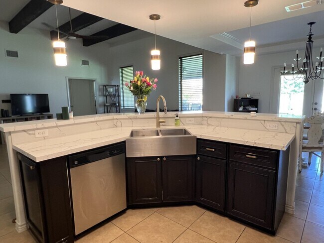 1120 Harlan St in Laredo, TX - Building Photo - Building Photo