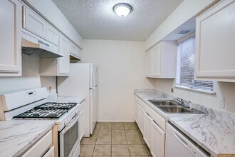 10310 Little Pebble Dr in Austin, TX - Building Photo - Building Photo