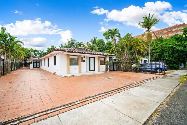 3668 SW 26th St in Miami, FL - Building Photo - Building Photo