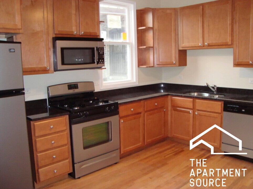 852 W Buckingham Pl in Chicago, IL - Building Photo