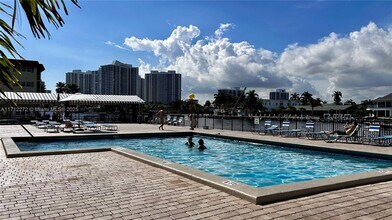 2017 S Ocean Dr in Hallandale Beach, FL - Building Photo - Building Photo