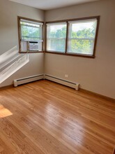 1334 Woodview Ln in Glenview, IL - Building Photo - Building Photo