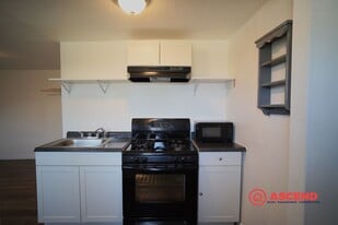 2204 Oregon St in Bakersfield, CA - Building Photo