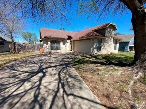 1002 Great Britain Blvd in Austin, TX - Building Photo - Building Photo