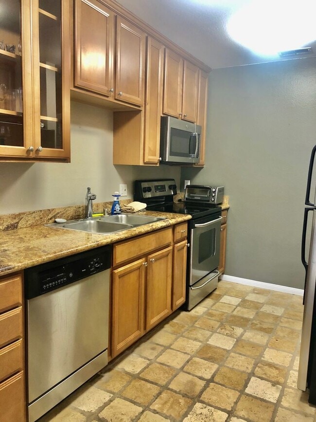 544 Woodside Oaks in Sacramento, CA - Building Photo - Building Photo