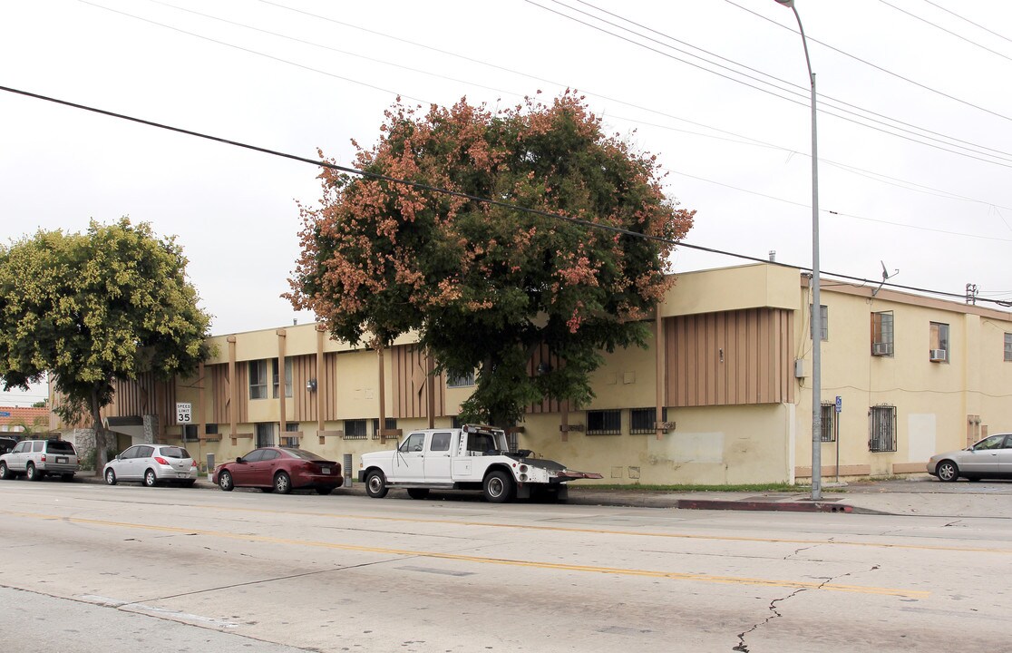 10600 Long Beach Blvd in Lynwood, CA - Foto de edificio