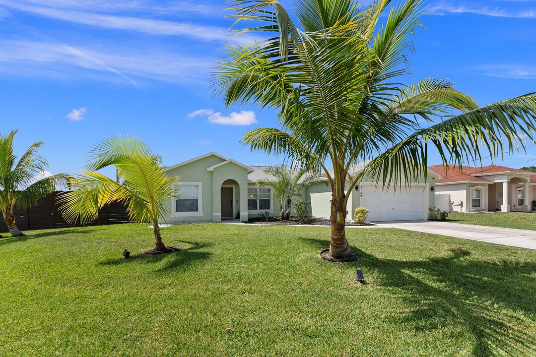 5789 NW Belwood Cir in Port St. Lucie, FL - Foto de edificio