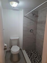 307 Lakeview Dr in Weston, FL - Building Photo - Building Photo