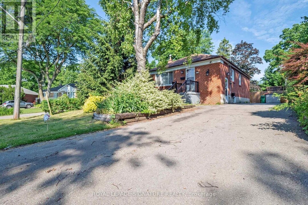 559 Drymen Crescent in Mississauga, ON - Building Photo