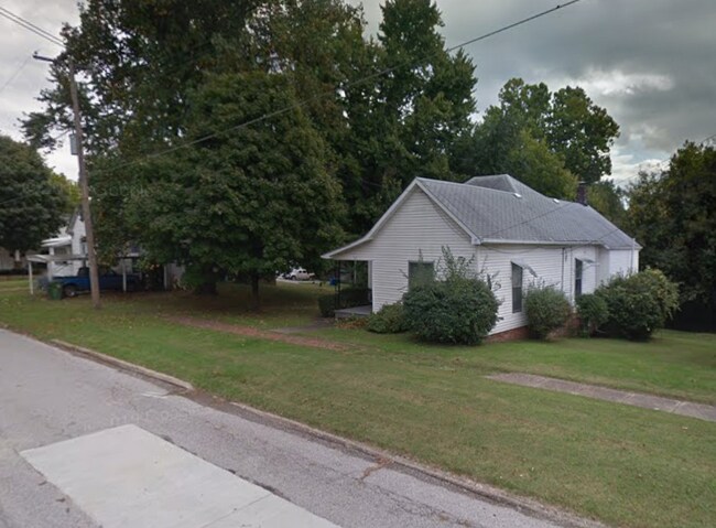 109 E Plum St in Grayville, IL - Building Photo - Building Photo