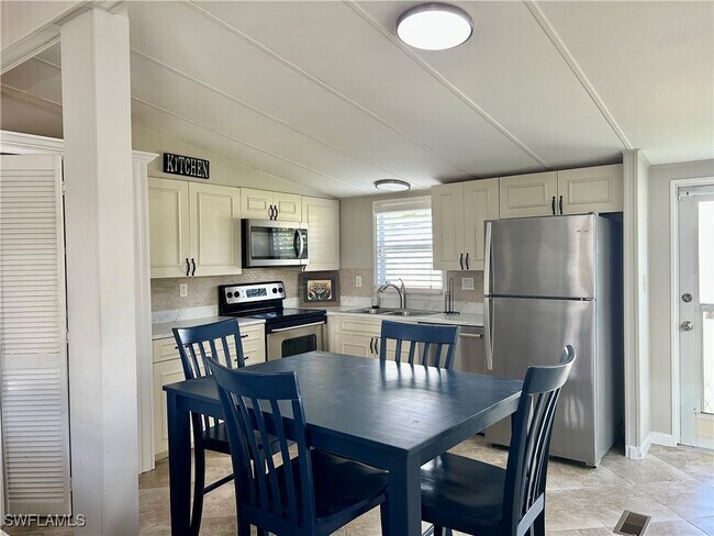 110 Pine Key Ln in Naples, FL - Building Photo - Building Photo