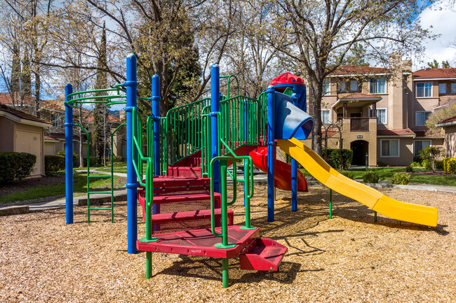 The Promenade Apartments in Pleasanton, CA - Foto de edificio - Building Photo