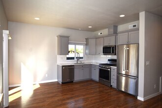 556-558 Harrison St in Lebanon, OR - Building Photo - Building Photo