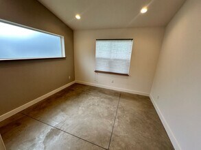 9415 N Fairhaven Ave, Unit B in Portland, OR - Building Photo - Building Photo