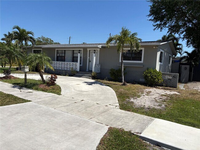 15635 NW 2nd Ct in Miami, FL - Building Photo - Building Photo