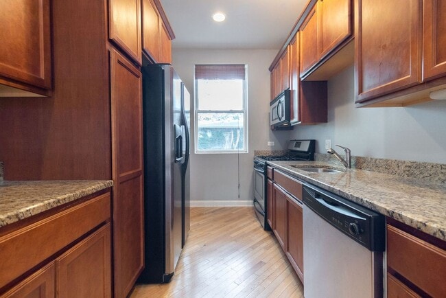 1334 W Greenleaf Ave in Chicago, IL - Building Photo - Building Photo