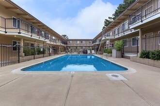 The Shangri La Apartments in Pacific Grove, CA - Foto de edificio - Building Photo