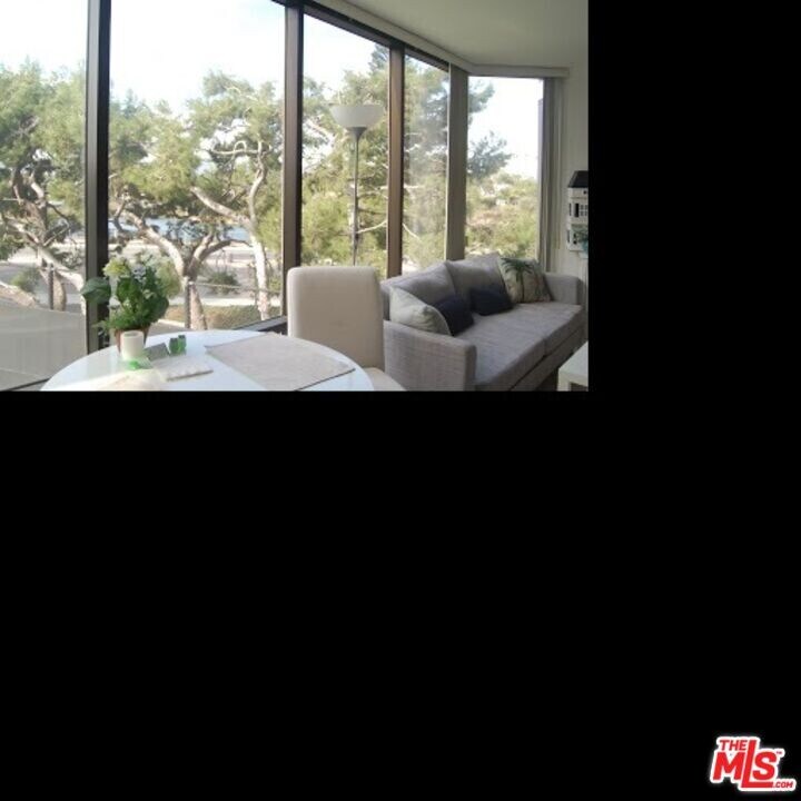 4316 Marina City Dr in Marina Del Rey, CA - Building Photo