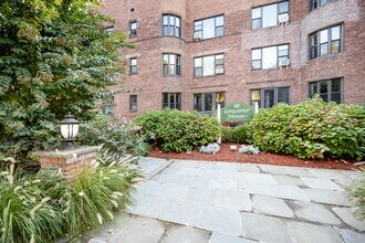 The Russell House South in Great Neck, NY - Building Photo - Building Photo