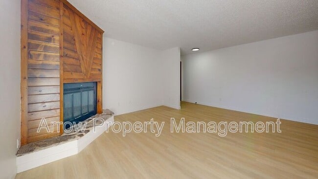 203 E Arbor Ave in Bismarck, ND - Foto de edificio - Building Photo