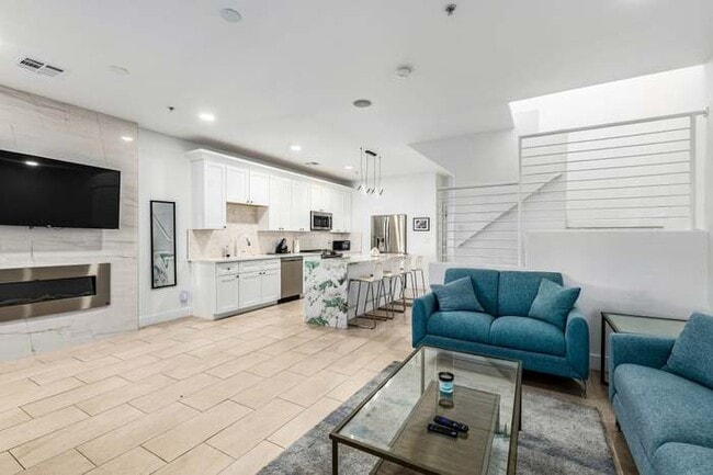 1718 W Colter St, Unit 115 in Phoenix, AZ - Foto de edificio - Building Photo