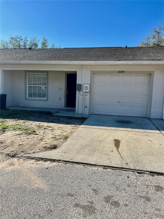 37228 Grassy Hill Ln in Dade City, FL - Building Photo