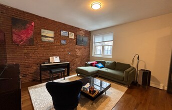 17 Stearns Rd, Unit 4 in Brookline, MA - Building Photo - Building Photo