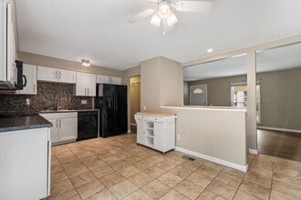 2406 Village Glen Ct in Maryland Heights, MO - Building Photo - Building Photo