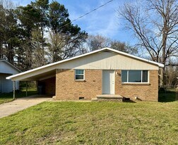 305 E Dennington St in Paragould, AR - Building Photo