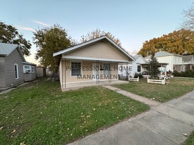 214 W 9th St in Newton, KS - Building Photo