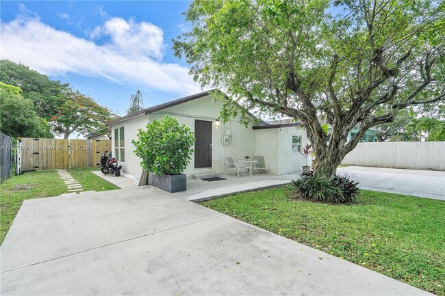 7637 NW 17th Pl in Miami, FL - Building Photo - Building Photo