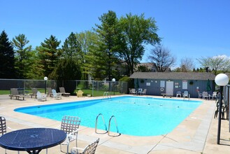 2076 Chateau Ct, Unit 106 in Grafton, WI - Building Photo - Building Photo