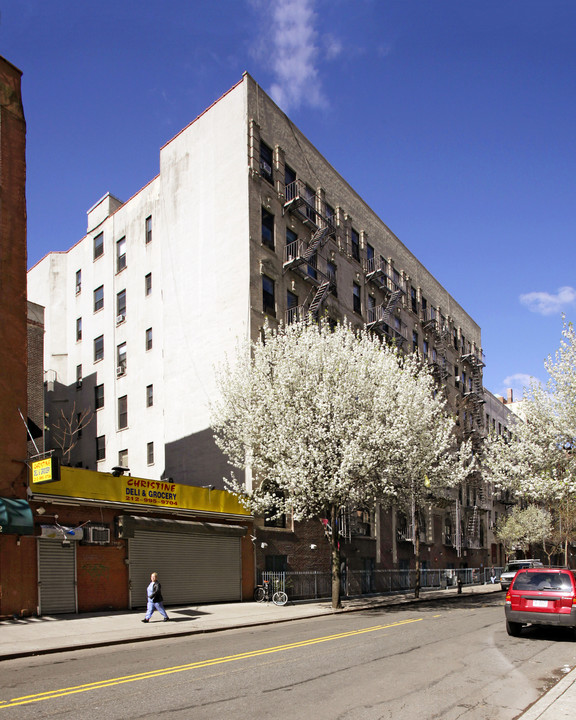 384 E Tenth St in New York, NY - Building Photo