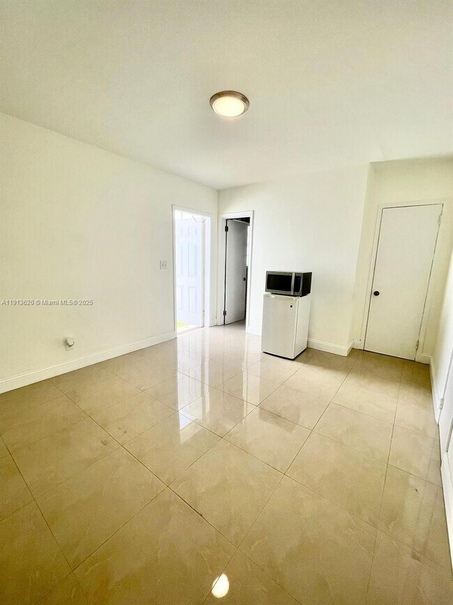 2031 Jackson St in Hollywood, FL - Building Photo - Building Photo