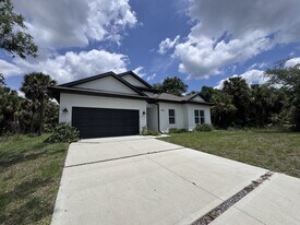 1223 Koltenborn Rd in North Port, FL - Building Photo