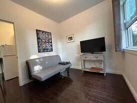 181 Madison Ave, Unit SI ID1492961P in Toronto, ON - Building Photo