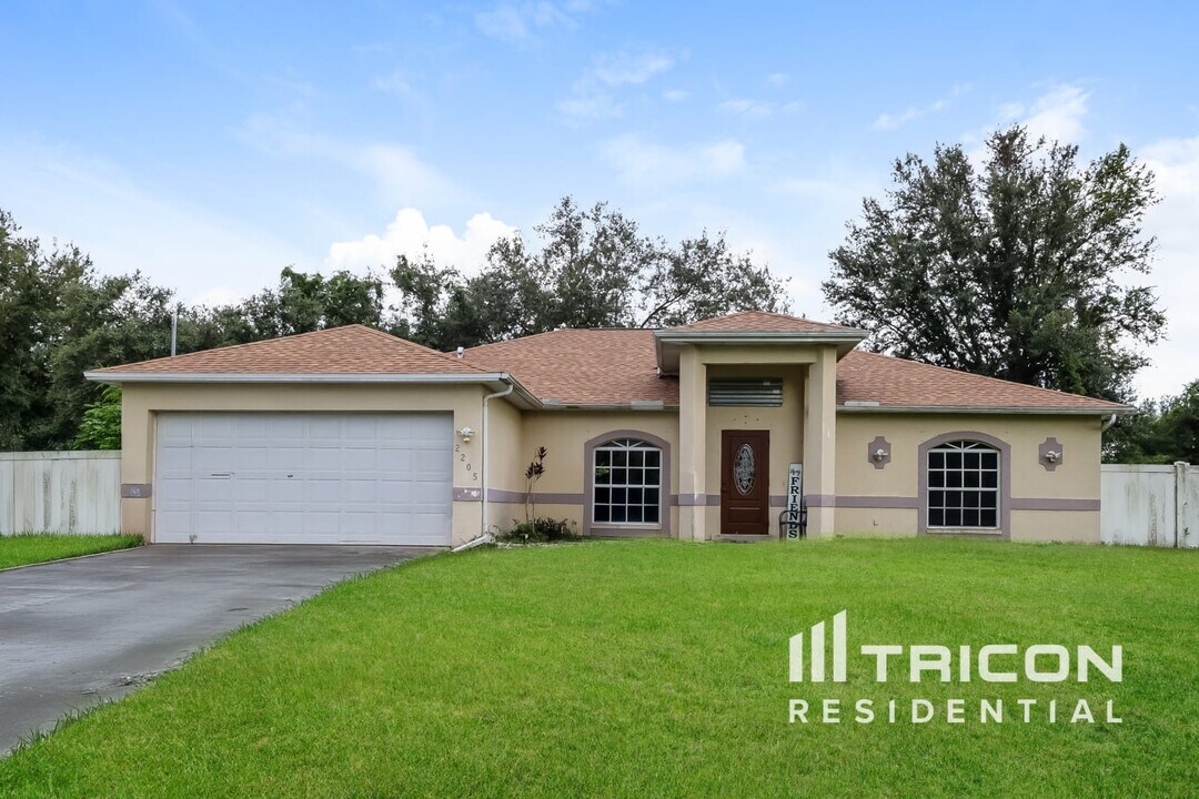 2205 Altitude Ave in North Port, FL - Building Photo