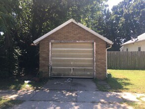 617 E 9th St in Newton, KS - Building Photo - Building Photo