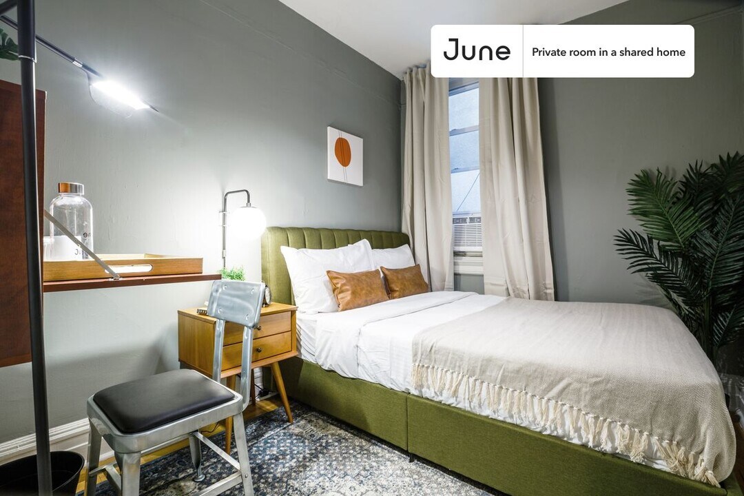 Private bedroom in 4 bed/1 bath Home in New York, NY - Building Photo