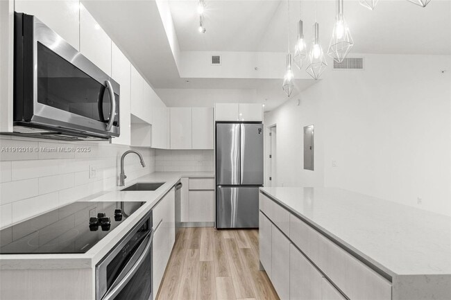 101 Diplomat Pkwy, Unit 1206 in Hallandale Beach, FL - Building Photo - Building Photo