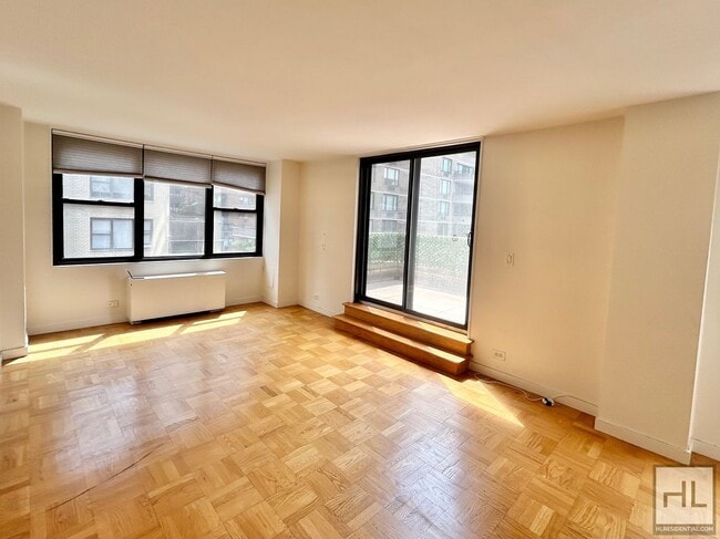 EAST 49 STREET in New York, NY - Building Photo - Building Photo