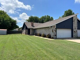 607 N Robin Way in Mustang, OK - Building Photo