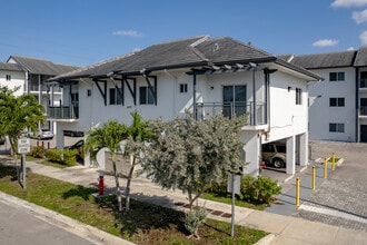 Nueva Aventura in Hialeah, FL - Foto de edificio - Building Photo