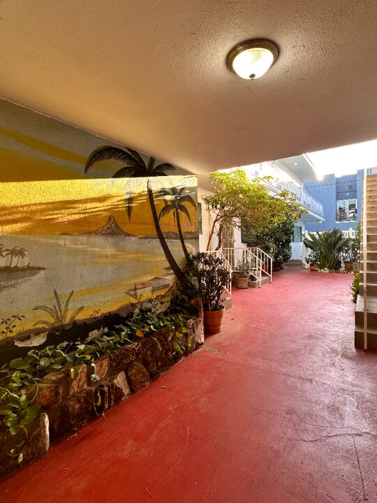 707 N Genesee Ave in Los Angeles, CA - Building Photo