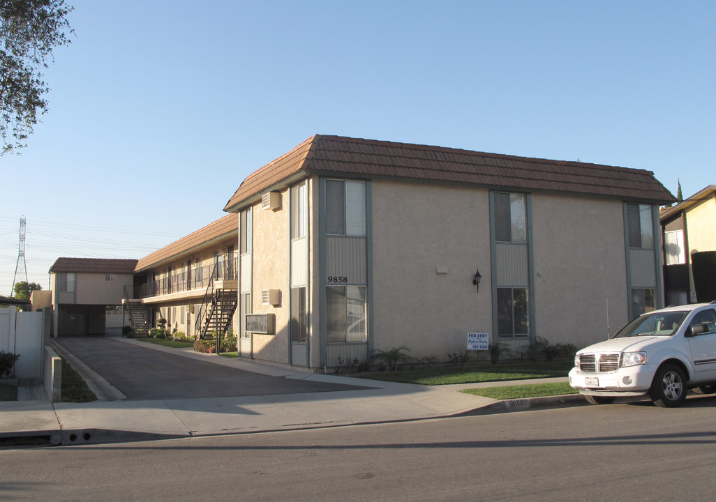 9858 Cedar St in Bellflower, CA - Foto de edificio