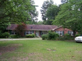 108 N Edgewood Dr in Statesboro, GA - Building Photo