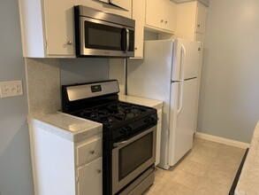 1333 S Bundy Dr, Unit 7 in Los Angeles, CA - Building Photo - Building Photo