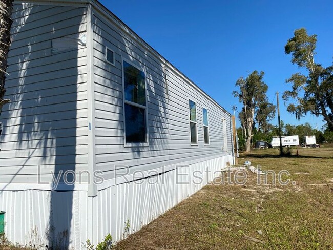 8086 Heck Dr in North Fort Myers, FL - Building Photo - Building Photo