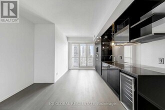 70 Temperance St in Toronto, ON - Building Photo - Building Photo