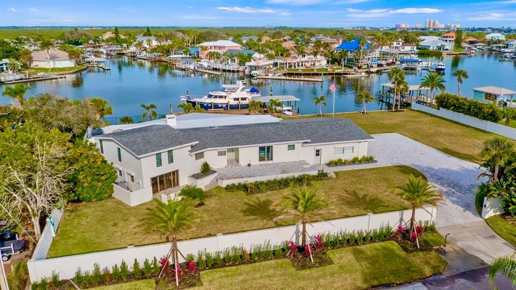 102 E Cir Dr in New Smyrna Beach, FL - Building Photo
